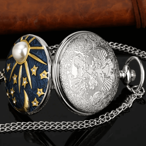 Montre de Poche "Lunaire" - Chaîne Pendentif Étoile et Lune Bleu Océan avec Perle - Bijou Vintage Unisexe – Image 6